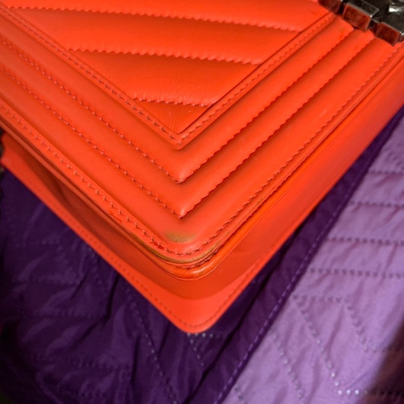 CHANEL New Medium Chevron Boy - Picture 12 of 12